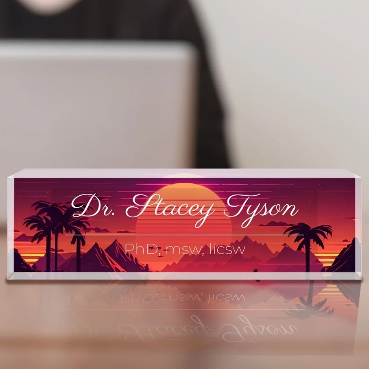 Desk Name Plate - ป้ายชื่ออкриลิคแบบตั้งโต๊ะ ดีไซน์พระอาทิตย์ตกดิน 2 มิติ ตกแต่งบ้านและสำนักงานอย่างหรูหรา (เฉพาะของตกแต่ง)
